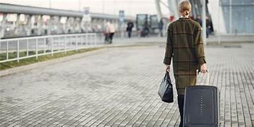 本页图片/档案 - 行政人员托行李